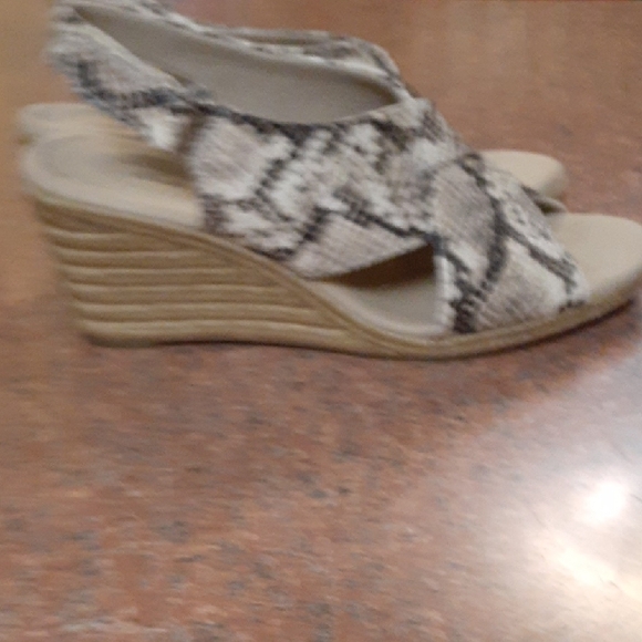 Clarks Shoes - Clarks Snake-Print Wedge Sandals in Beige and Black size 9